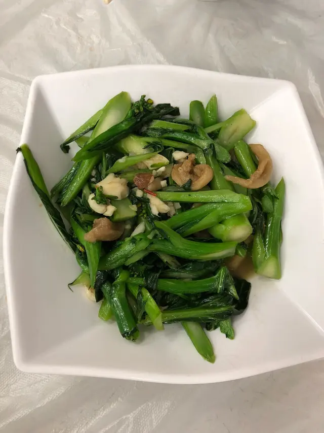 拍蒜豬油渣炒菜心