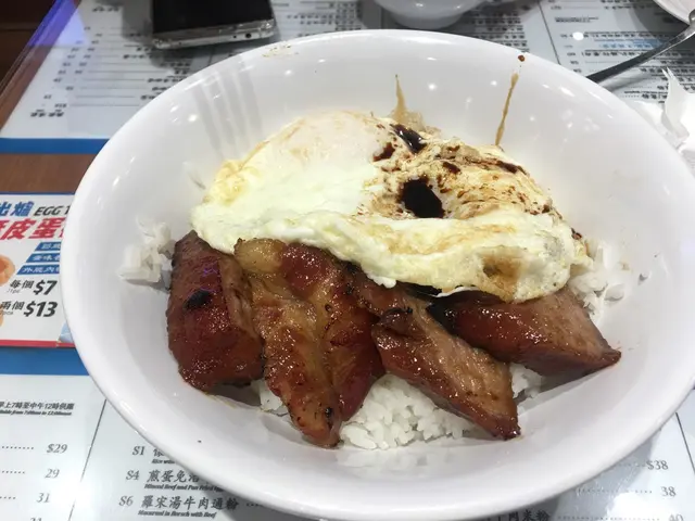 叉燒肥瘦咸淡適中,荷包蛋液香滑濃郁,混在飯中加上甜豉油非常稠口,8.8分