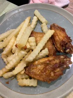 薯條金黃色熱辣辣，雞翼炸得香又入味