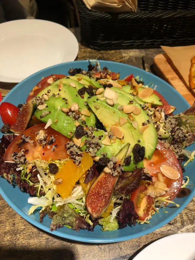 牛油果沙律 好多牛油果，抵食👍🏻 賣相好靚，加入左唔少既配料，口感特別豐富。 岩哂啲OL。 