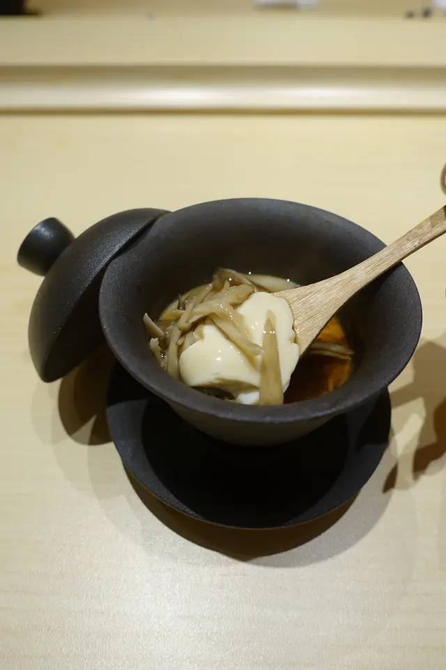 舞茸菇配滑溜的豆腐既清新又健康！給味蕾一個好開始！