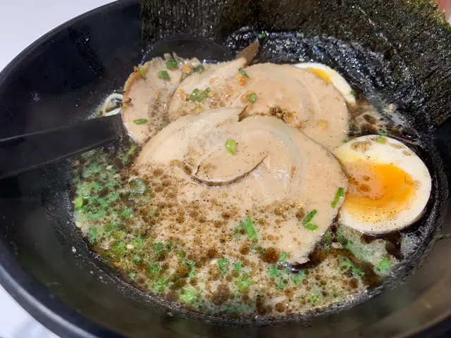 好肚餓所以揀左特，餸會比普通size多，
包括海苔三片、木耳絲、葱、半熟玉子一隻同叉燒三片。
豬骨湯底香濃而不油膩，加入秘製黑蒜油，蒜香撲鼻！
麵是幼麵，軟硬度剛好，柔軟但不易斷，掛湯能力佳。
叉燒片口感軟腍，不會太薄，肥瘦均勻！
特size有整整一隻半熟玉子，流心狀態非常美味！！
