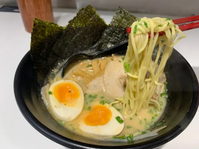 好友都揀左好豐富既特size，
有海苔三片、荀絲、芽菜、葱、半熟玉子一隻同叉燒三片。
豬骨湯底加入味噌調味，香滑醇厚不會過稠，
幼身拉麵煮得剛好，軟硬度適中，煙韌爽口，
半熟玉子呈溏心狀態，三大片叉燒口感軟稔，肥瘦適中！
