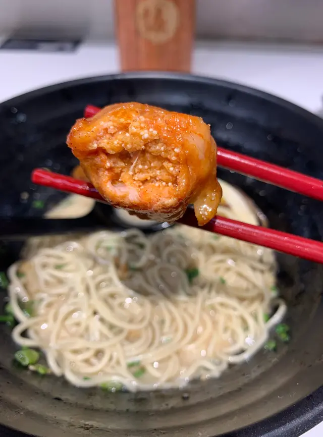 脹卜卜的賣相相當吸引，
明太子雞翼外皮甜脆，
咬一口，帶少許辛辣，啖啖肉非常滋味！
