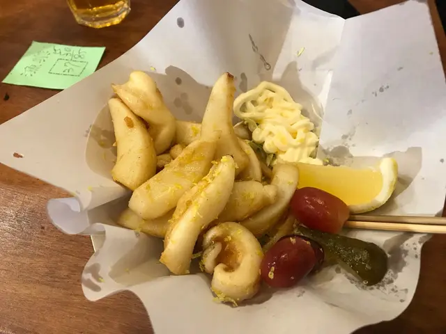 新鮮長洲墨魚，老闆用薄漿加剛剛好的油溫即炸即食。肉厚鮮甜而多汁，遇到一定要食！