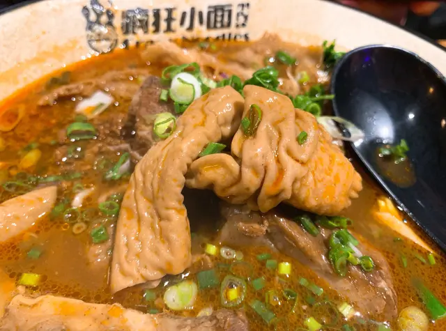 煎蛋有少許燶邊，生熟度剛好；牛肚軟嫩、口感煙韌；
肥腸處理得非常乾淨，已去掉肥膏，沒有異味，嫩滑具嚼勁；
雜醬以肉碎為主，味道濃郁帶微微辛辣，非常惹味。