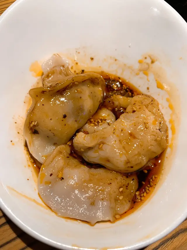 鍾水餃是成都著名小吃，
與一般餃子最大分別就是內餡只有豬肉、沒有蔬菜，
吃時拌勻蒜泥、紅油、醬油，再沾滿整隻水餃吃，
帶甜味又有少許微辣，味道層次極之豐富！
水餃皮厚薄適中，平滑又有彈性，一口一件，口感極佳。
