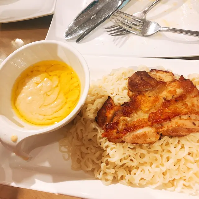 煎雞扒撈公仔麵配芝士汁