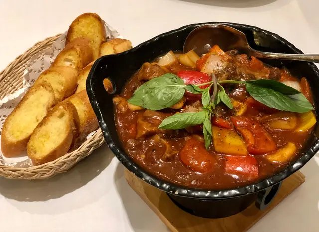 紅酒燴牛尾配法包