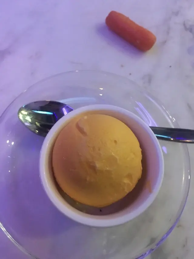 餐牌話係奶凍,佢完全冇講過話冇奶凍放底左就算, 我再問先話冇