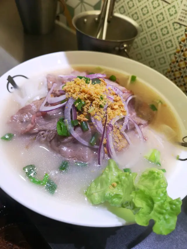 越式生牛肉牛骨湯河粉