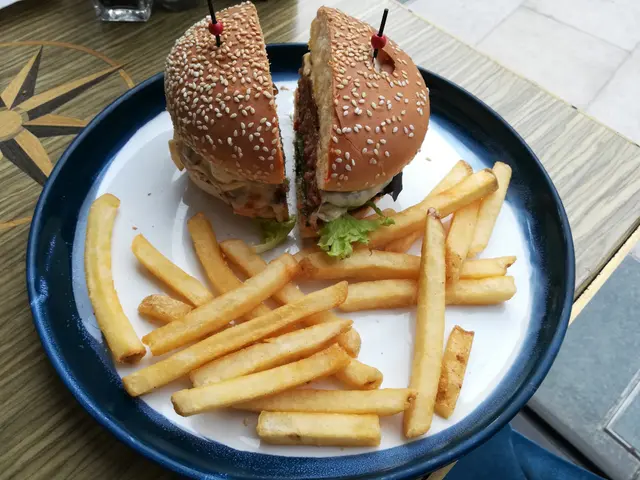 和牛牛肉漢堡伴車打芝士，洋葱配薯條