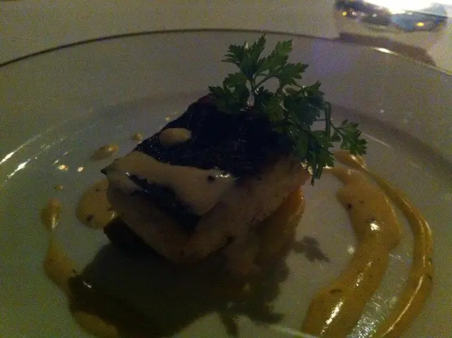 香煎法國海鱸魚柳配香檳黑松露汁 Pan-fried Fillet of French Seabass