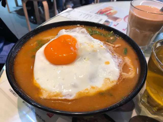 雞翼肉眼筋煎蛋冬陰公米線