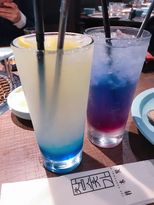 左: 忌廉鮮奶梳打; 右: 蝶豆花檸檬梳打