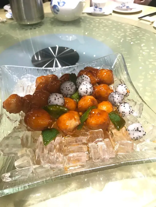 我唔中意食一盤中菜的咕嚕肉,而呢款咕嚕肉打破我嘅固執的味蕾,佢炸得好脆,外凍內暖,就算有冰有汁,或者擺左半個中再食,佢都係脆的,