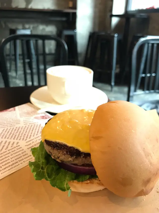 下午茶購買任何漢堡飽及讃好專頁,送Latte一杯