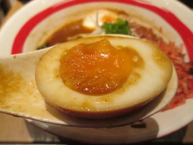 溏心蛋算不上流心狀,但幾黏滑