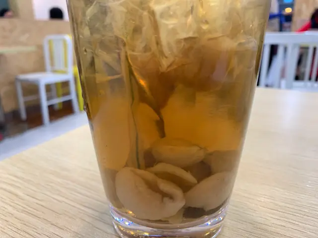 好友和我各點一杯龍眼水(熱)及龍眼冰，
各加HK$ 12，大大杯，好抵飲！
味道清甜不膩，非常足料，
有頗多龍眼肉，咬下去軟腍而清甜！
