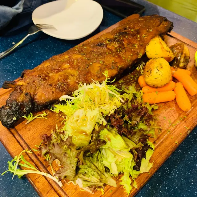 BBQ汁燒豬肋骨配薯菜