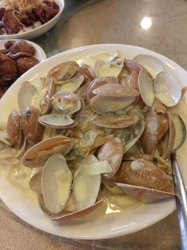 白酒忌廉煮花甲配烏冬