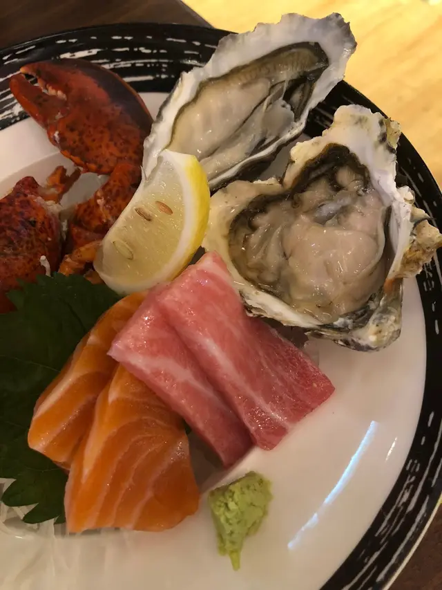 1. 大吞拿魚刺身(2切)豐潤甘香~☺️
2. 三文魚刺身(2切)厚切,食落魚油脂香,不錯吃!
3. 法國生蠔(2隻)即叫即開,入口鮮甜又幾creamy,海水味適中
4. 松葉蟹腳(2本)幾有鮮味,值得一試!👍🏾