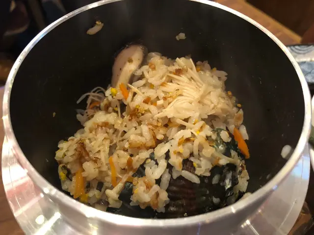 原隻鮮鮑魚鮮味十足,
加上不少蔬菜如紅蘿蔔絲、雜菇等,
口感和味道相當有層次!😋