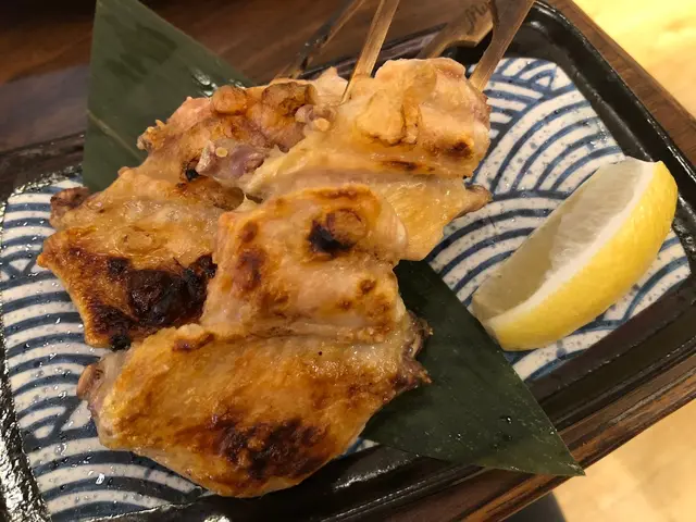 外皮燒得香脆,鹽燒味道剛好,
裡面的雞肉保持着嫩滑多