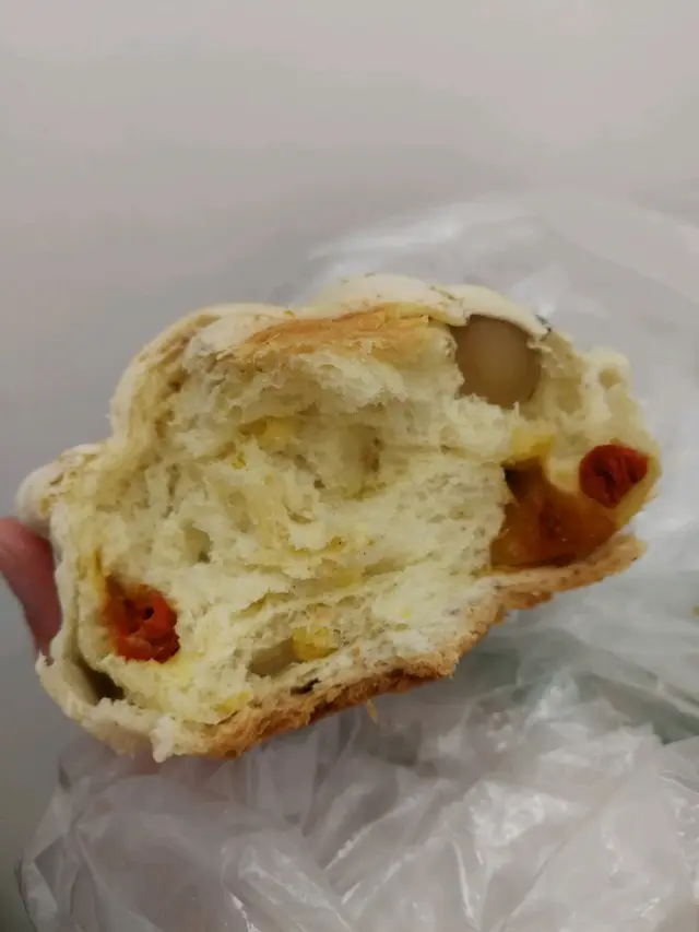 內有杞子、提子乾、夏威夷果仁等等，夠晒特別! 味道係唔錯的