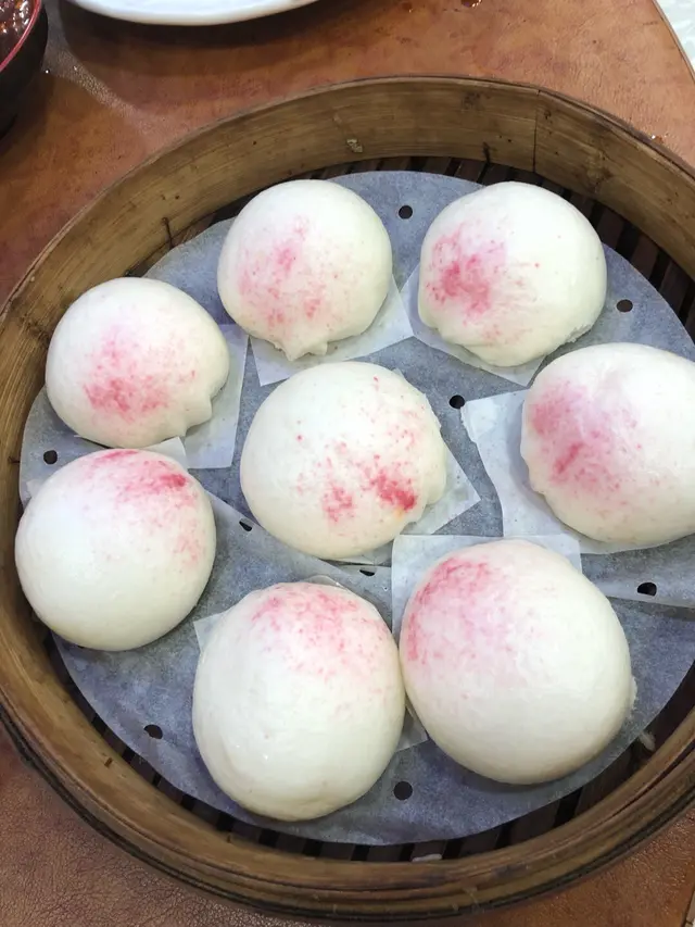 不一樣的壽包⋯餡是 甜度適中的奶皇！