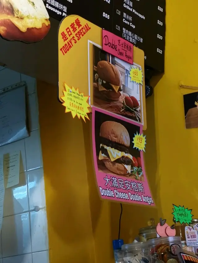 店內也有漢堡提供,同樣是即叫即做