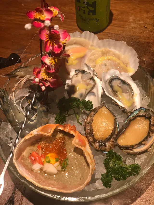 按人頭送上海鮮拼盤，海鮮生鮮，特別是鮑魚，上盤時仲郁緊！