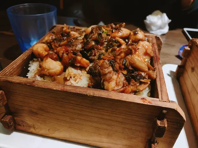 梅菜豬頸肉籠仔飯