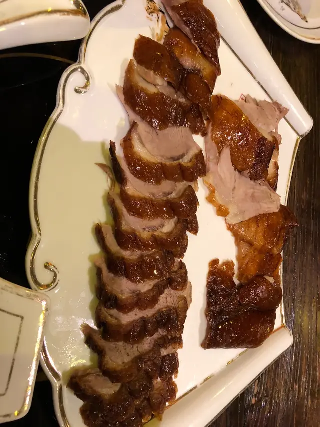 雖然就烤鴨的切法仍可分為兩食，不過只有皮包配甜醬一種食法。如果可以脆皮蘸白糖會更帶出蜜味