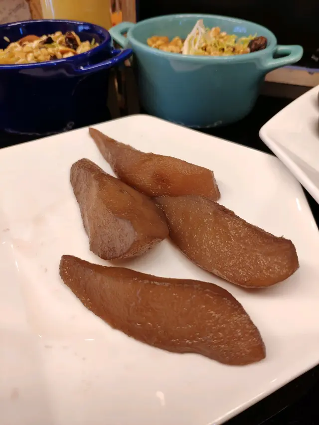 用慢火將梨加入酒同肉桂條煮