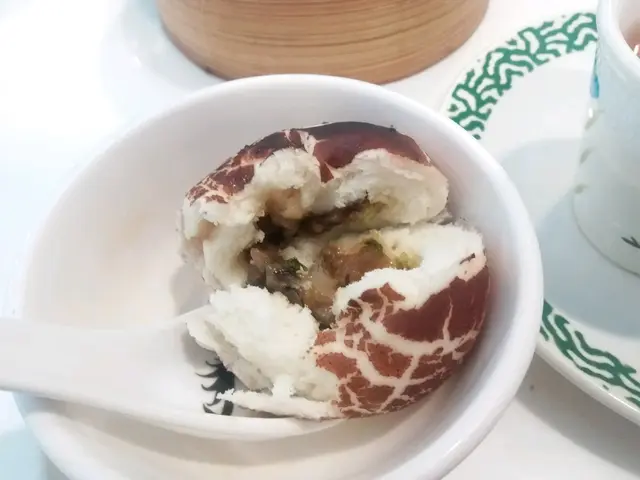 包子鬆軟，菇粒饀料美味，可惜有點少