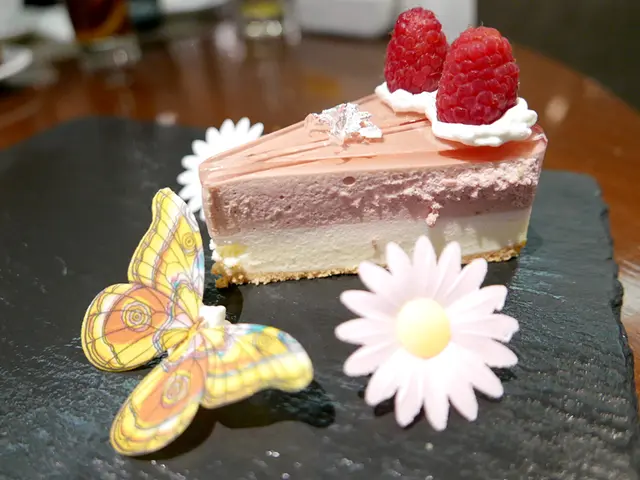 玫瑰紅桑子白朱古力慕絲蛋糕