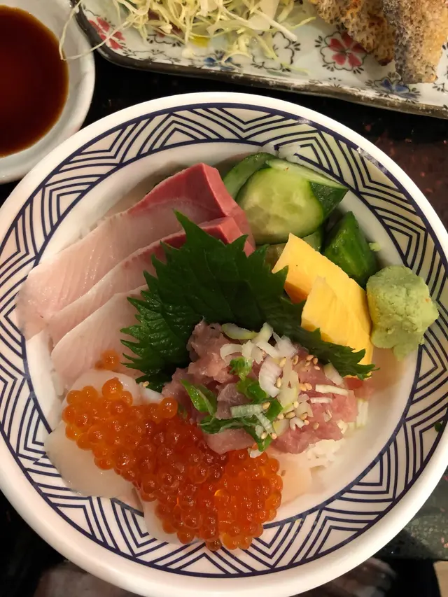 四色魚生丼
