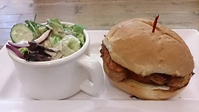 鷄扒飽拼沙律菜