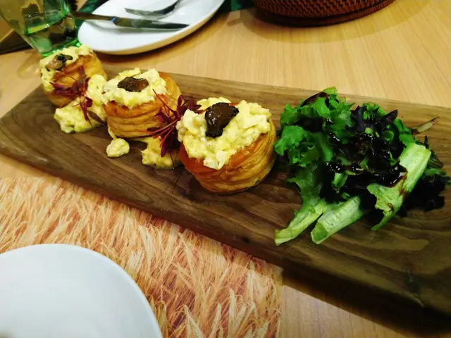 黑松露片炒農場雞蛋酥盒 Black Truffle Fried Egg Vol-au-vent