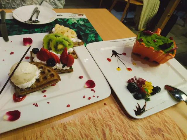 綠茶意大利芝士園；紫薯窩夫配雲呢拿Movenpick雪糕