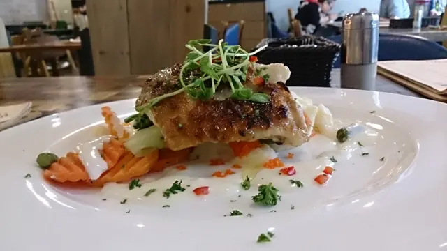 煎魚柳配蟹籽忌廉汁