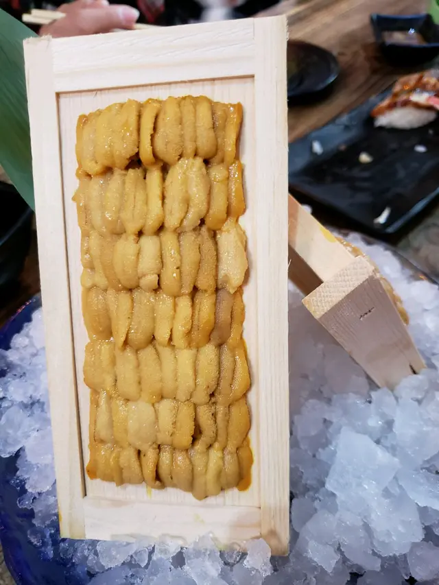 入座送海膽