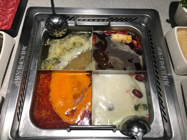 清油無渣麻辣火鍋+ 青椒火鍋 +蕃茄火鍋 + 胡椒豬肚雞火鍋 