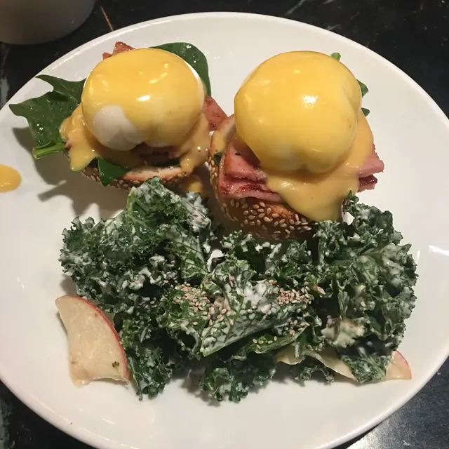 鮮菠菜火腿留心蛋芝麻包配特色沙律