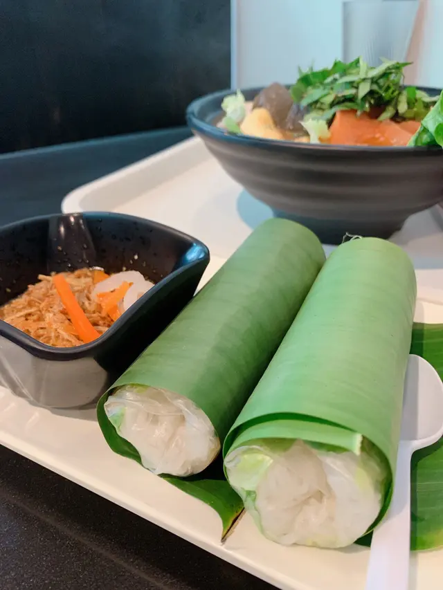 蝦卷內有兩大隻蝦，而且再撘配自家製甜醬，十分美味可口，難以抗拒。