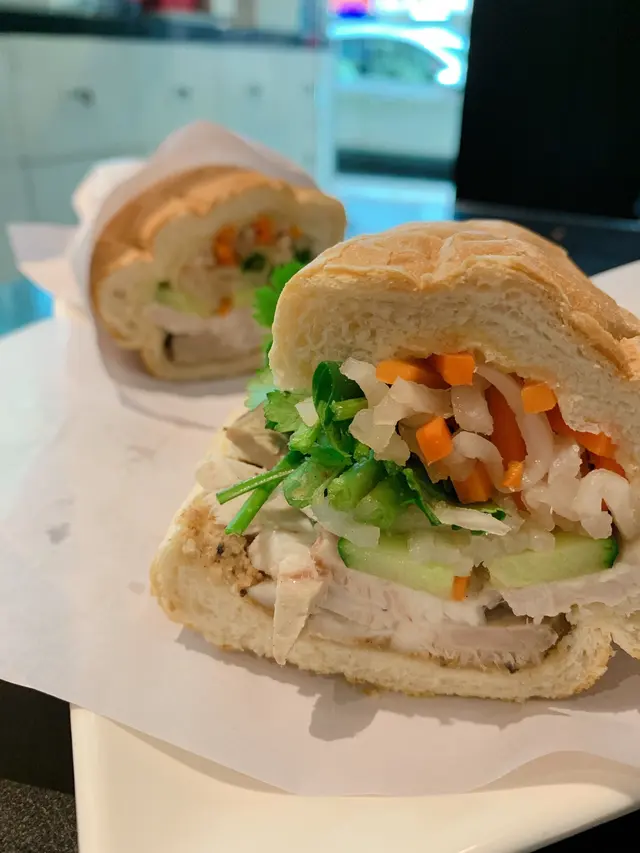 法包餡料十足，扎肉十分好食。法包帶微酸，非常醒胃。