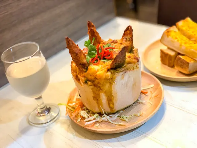 劈開椰青見海鮮