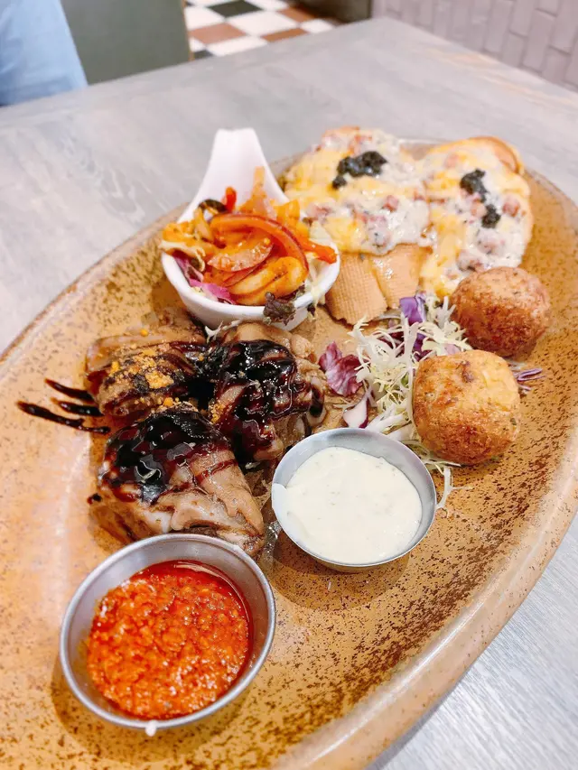 芝心馬介休球、辣肉腸芝士脆多士、霹靂魷魚、黑醋豬手、香草烤意瓜