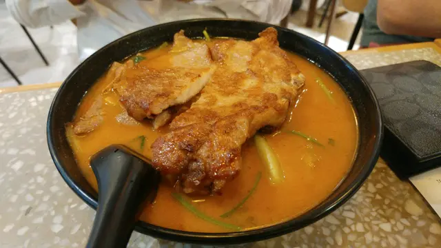 香煎豬扒+豬潤冬蔭功湯底出前一丁